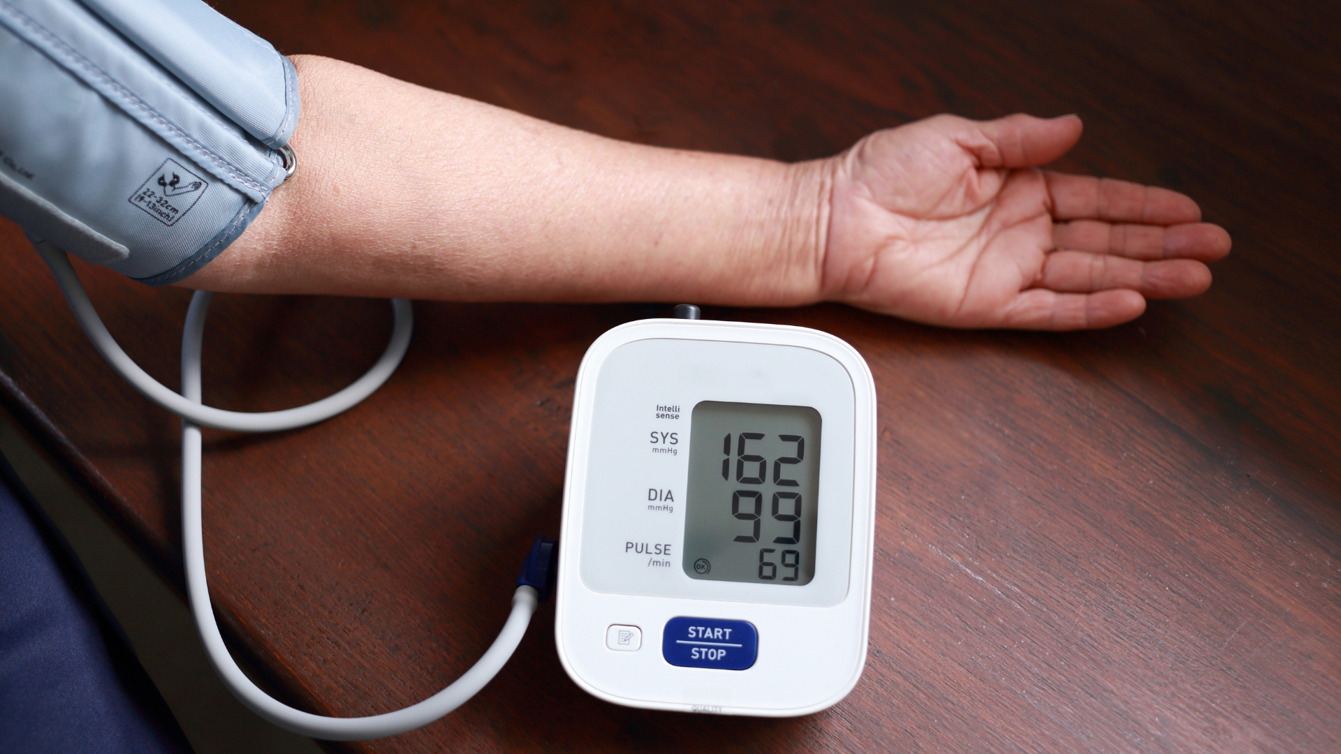 Tăng huyết áp mạn tính gây biến đổi cấu trúc thành mạch như xơ cứng, dày thành và giảm tính đàn hồi, làm mạch máu dễ bị vỡ