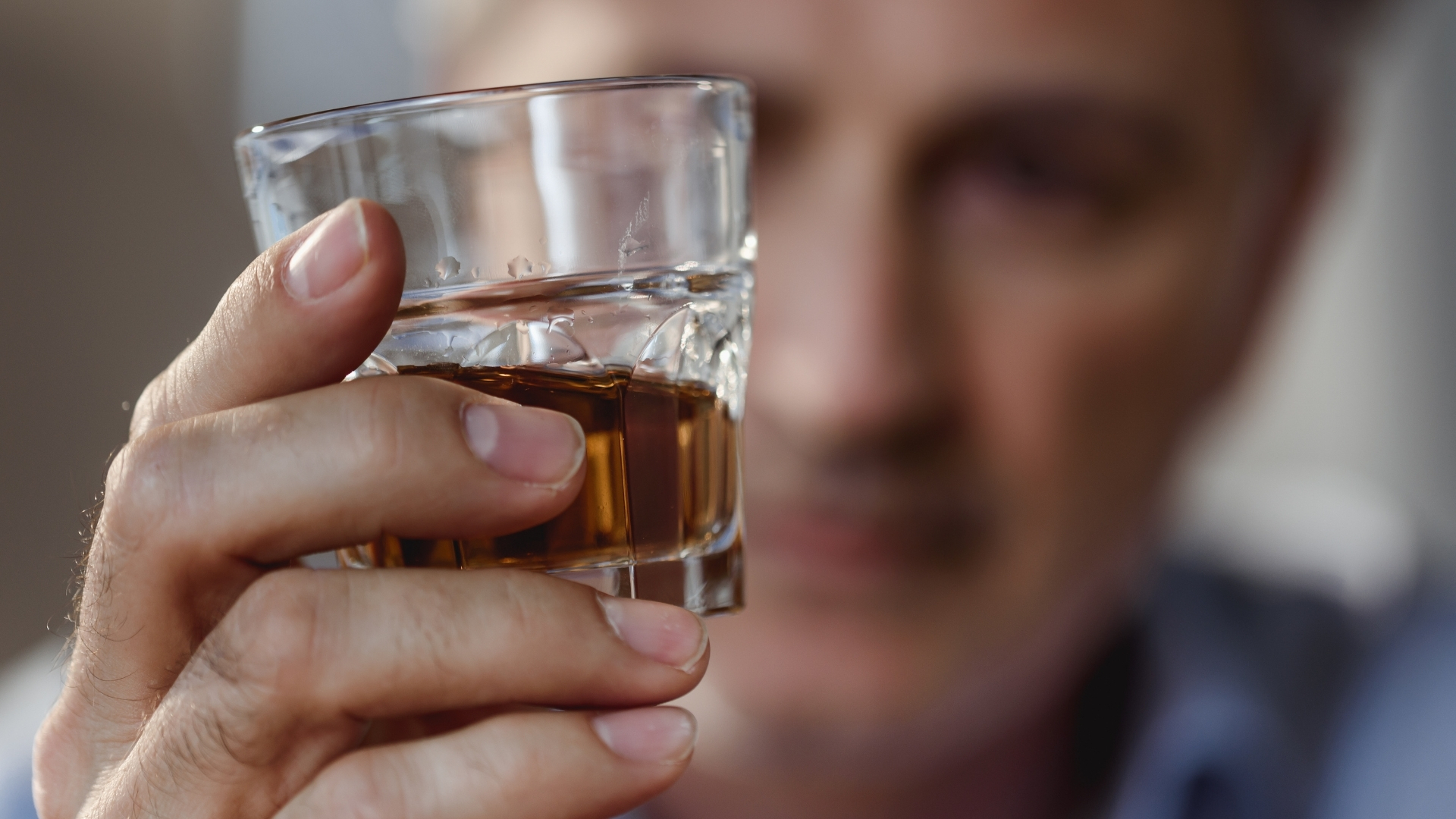 Sử dụng rượu, thuốc lá, chất kích thích hoặc thủ dâm quá mức có thể làm giảm đáp ứng sinh lý bình thường