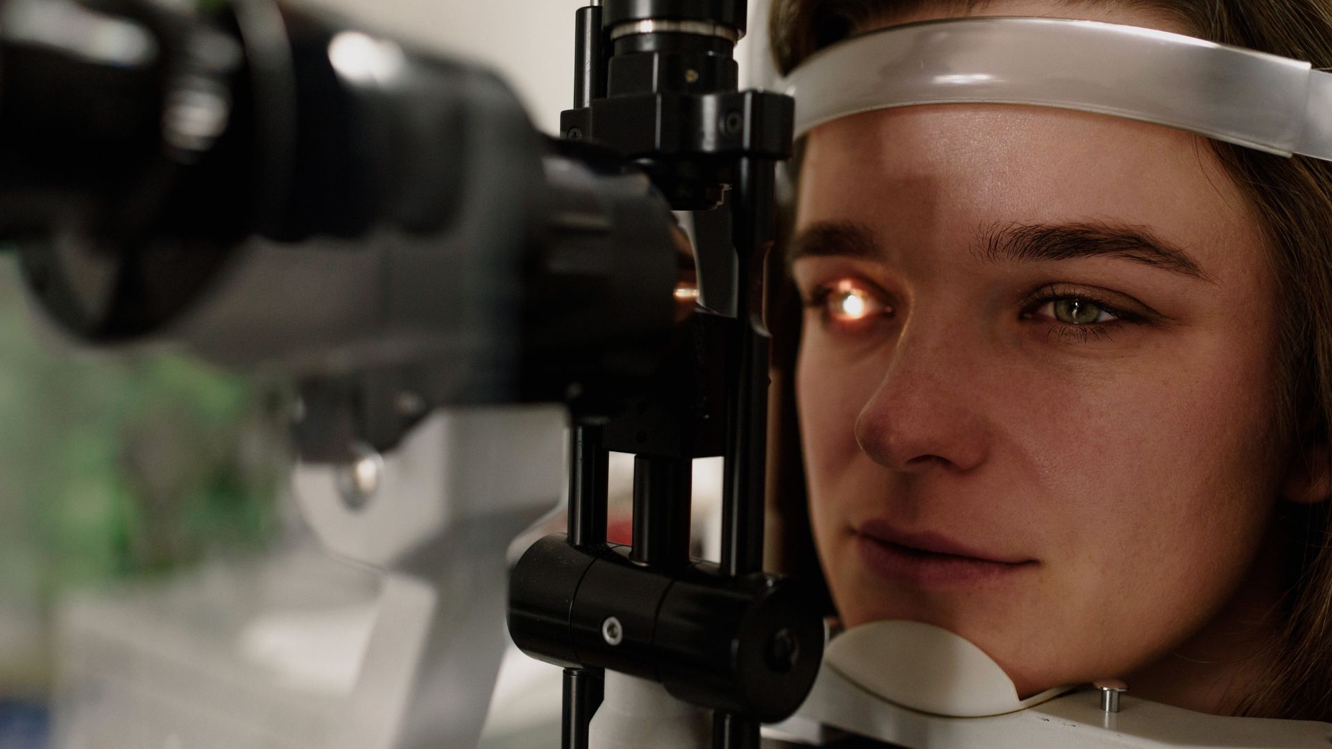 Khám mắt bằng đèn khe giúp đánh giá chi tiết mức độ tổn thương, phát hiện dị vật hoặc dấu hiệu viêm