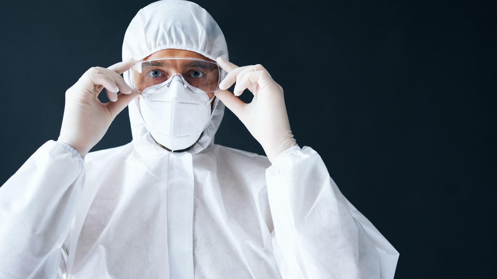 Đeo kính bảo hộ khi làm việc trong môi trường nhiều bụi, hóa chất hoặc có nguy cơ dị vật bay vào mắt