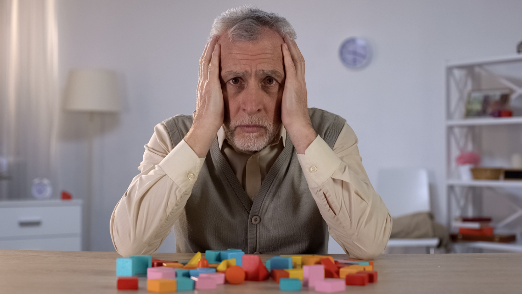 Bệnh Alzheimer giai đoạn đầu thường khó phân biệt với dấu hiệu lão hóa thông thường