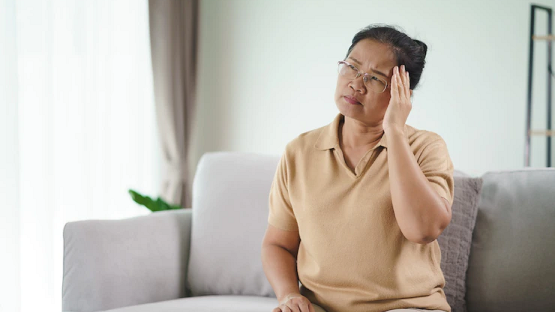 Alzheimer tiến triển từ rối loạn trí nhớ, trong khi Parkinson bắt đầu ở vận động rồi mới ảnh hưởng nhận thức