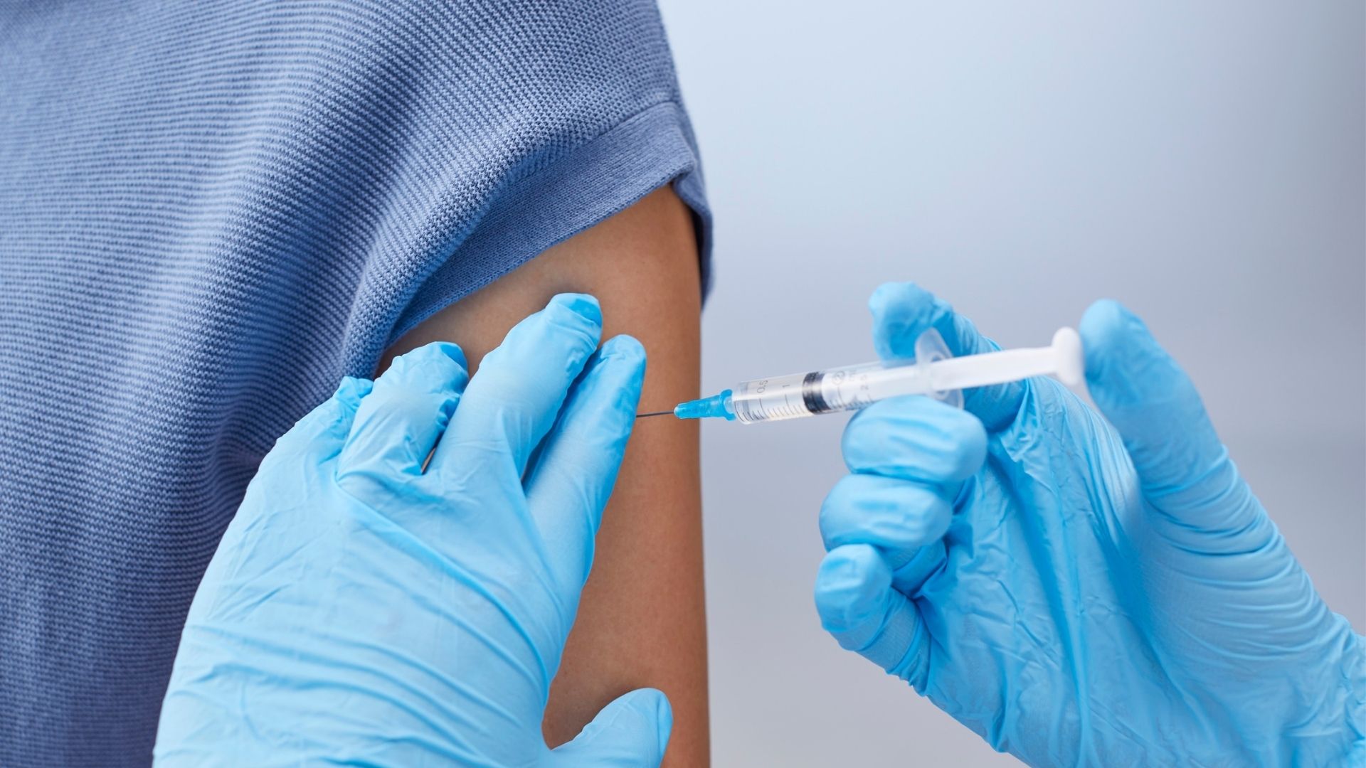 Người bệnh bạch cầu cần tham khảo ý kiến bác sĩ trước khi tiêm vắc xin