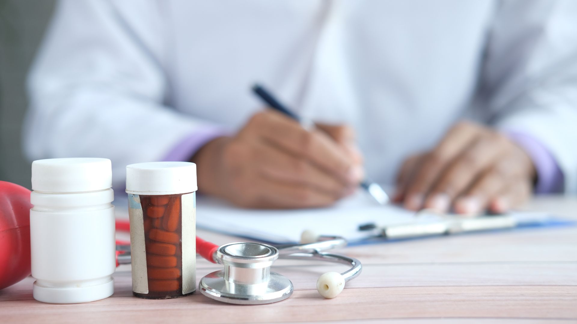 Bác sĩ có thể chỉ định kháng sinh để điều trị bệnh Chlamydia