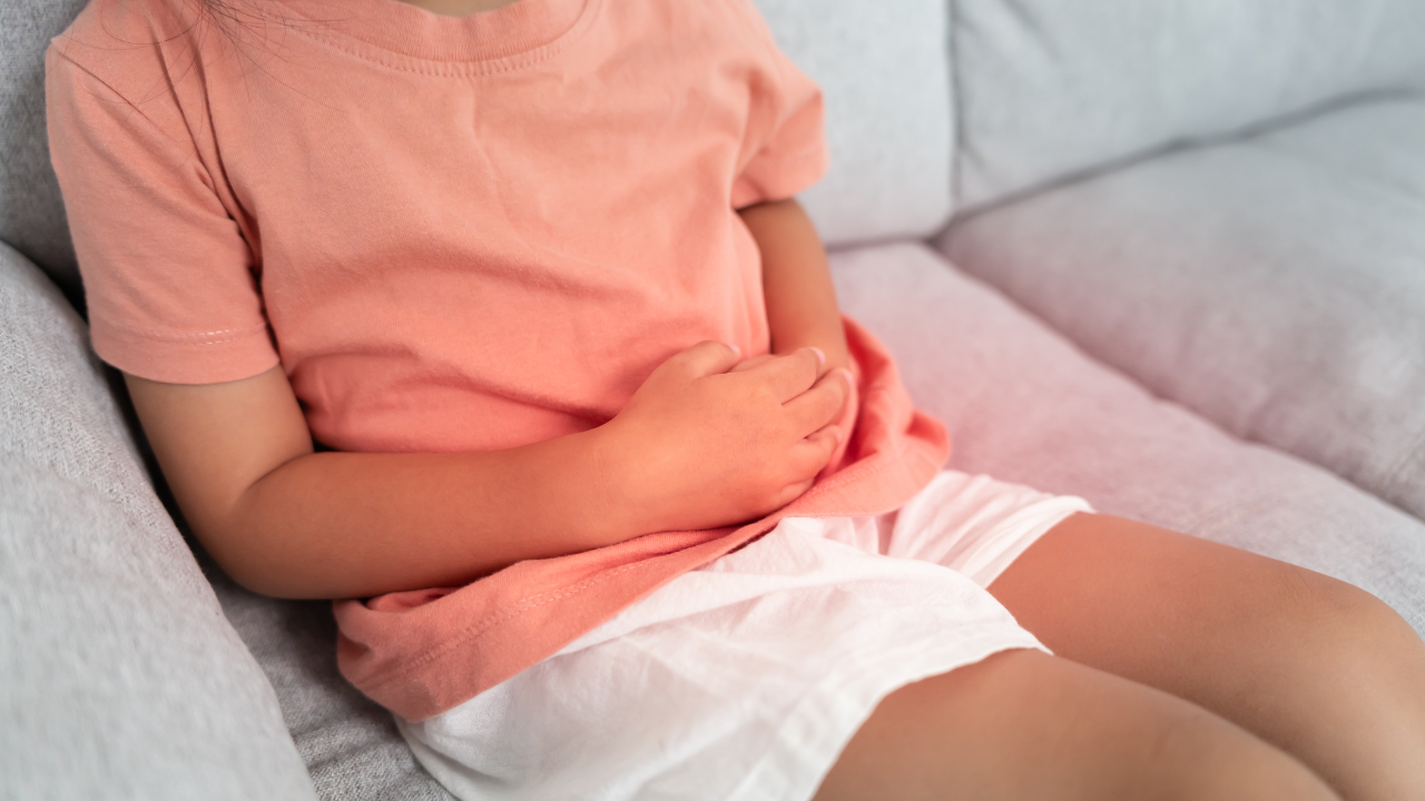 Triệu chứng bệnh Crohn ở trẻ em có thể gặp đau bụng kéo dài