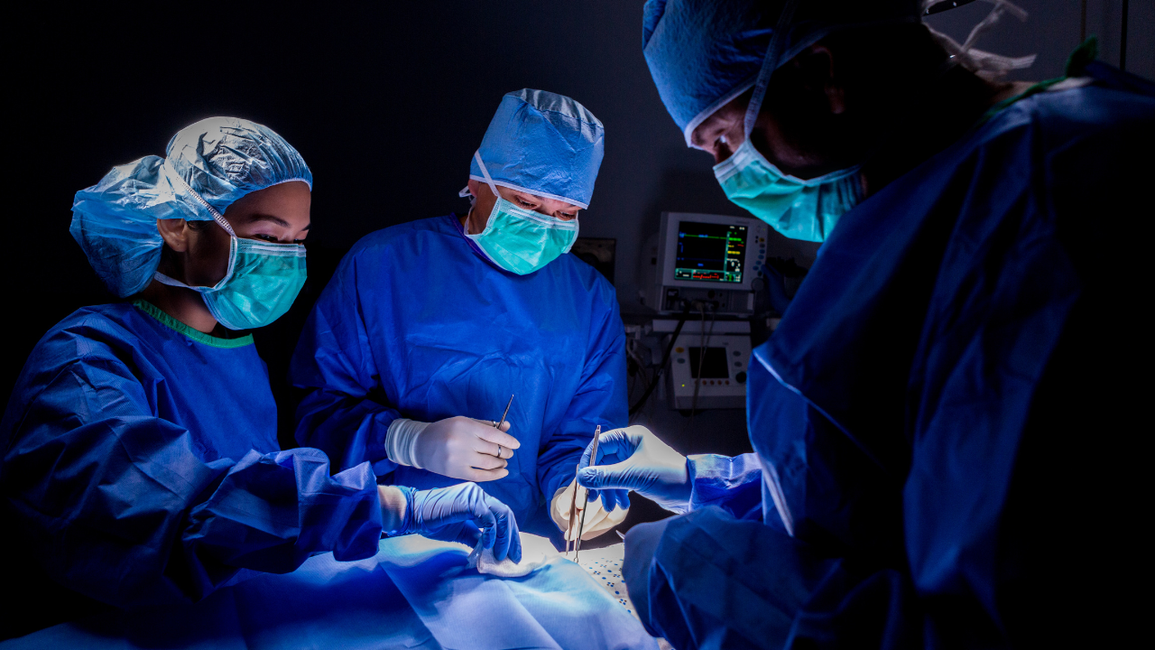 Phẫu thuật thường cắt bỏ một phần ruột bị tổn thương