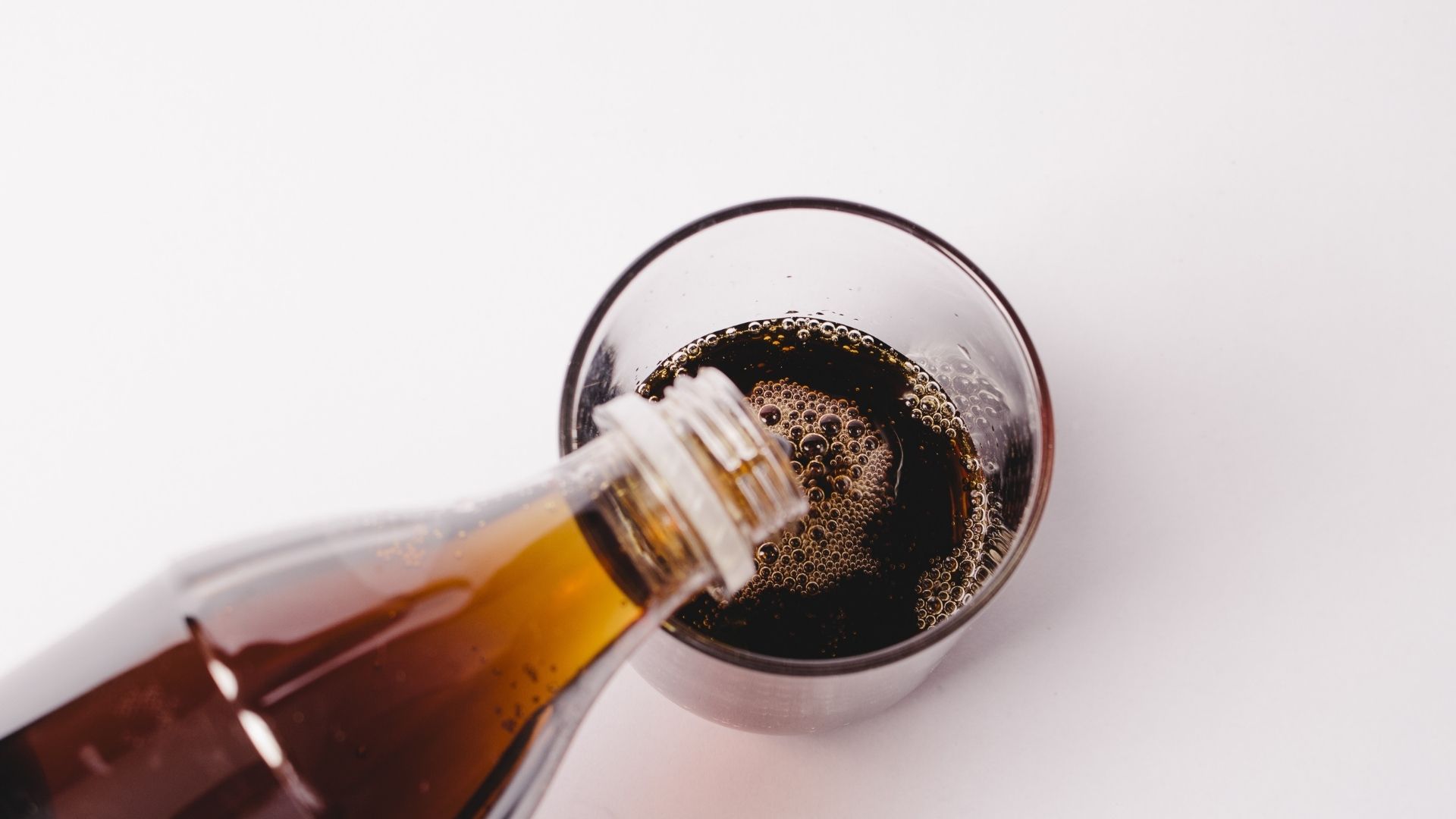 Người mắc cường giáp nên hạn chế tiêu thụ đồ uống kích thích