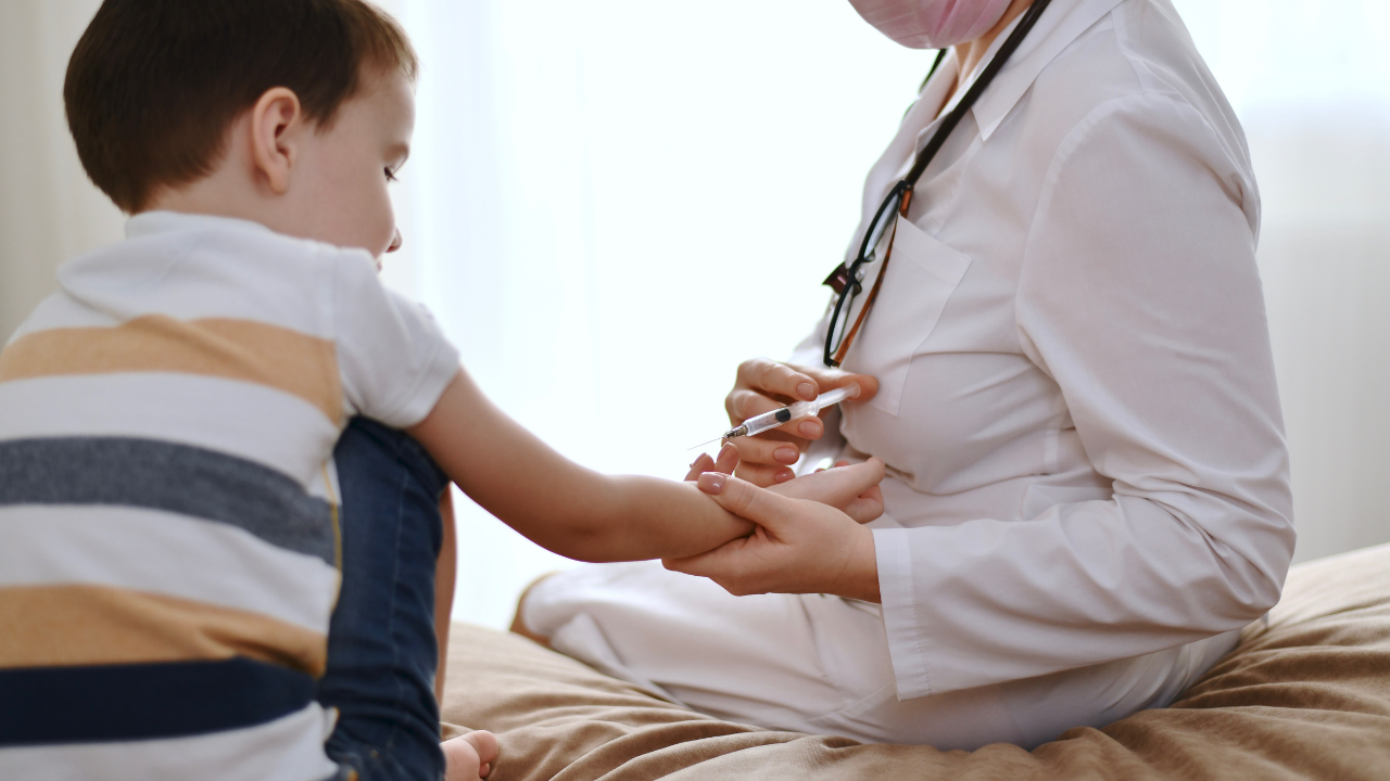 Ba mẹ nên đưa trẻ đến cơ sở y tế kịp thời