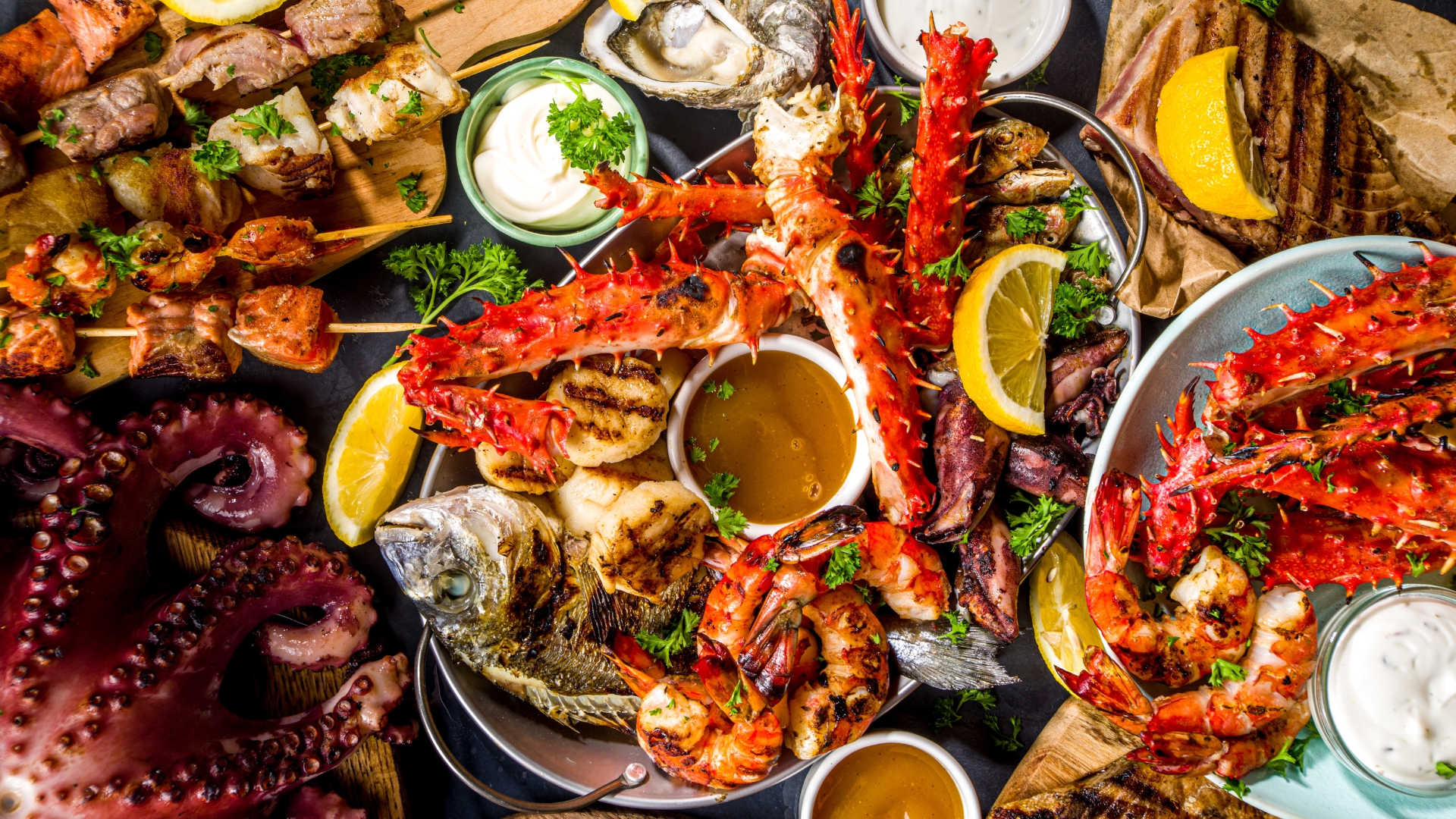 Hải sản là một trong những thực phẩm cần tránh để bảo vệ khớp khi mắc gút làm cơ thể sản sinh thêm axit uric