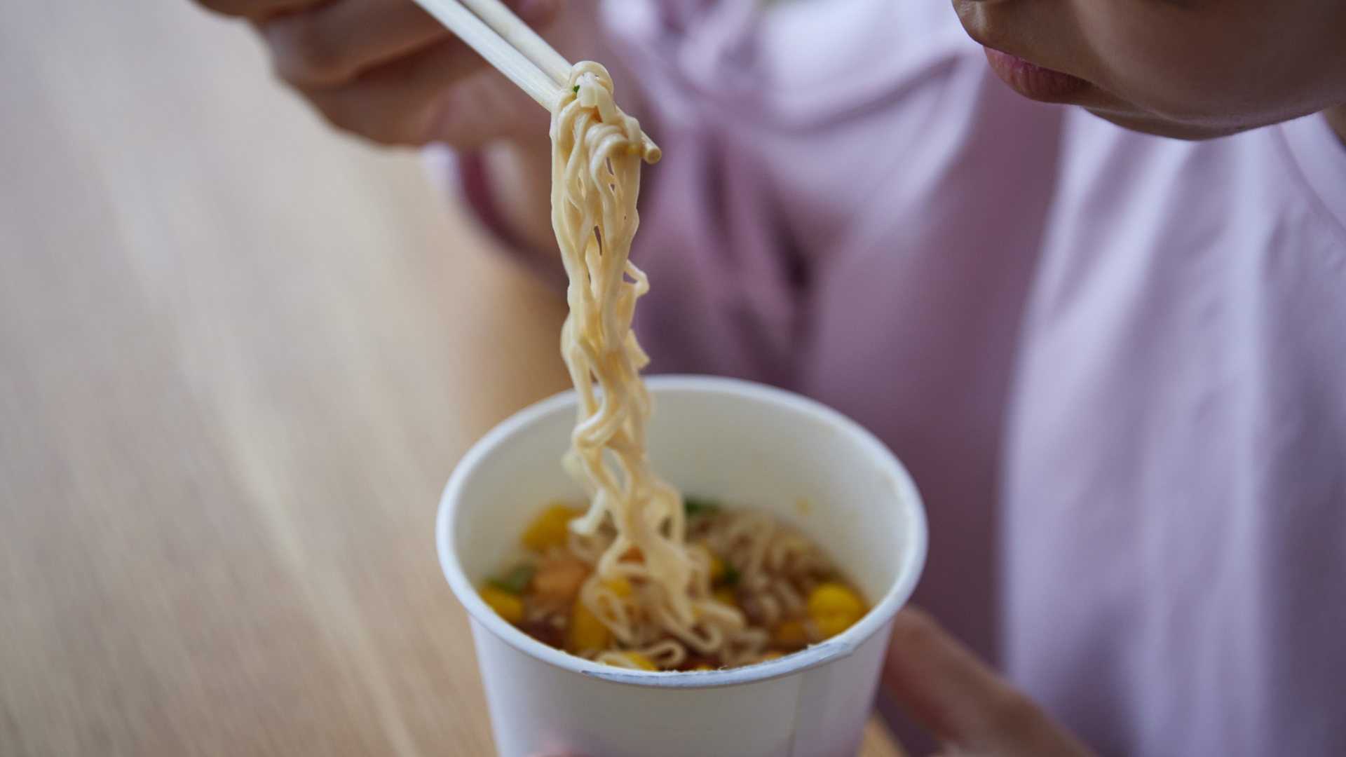 Người bệnh gút cần lưu ý gì khi ăn mì tôm?