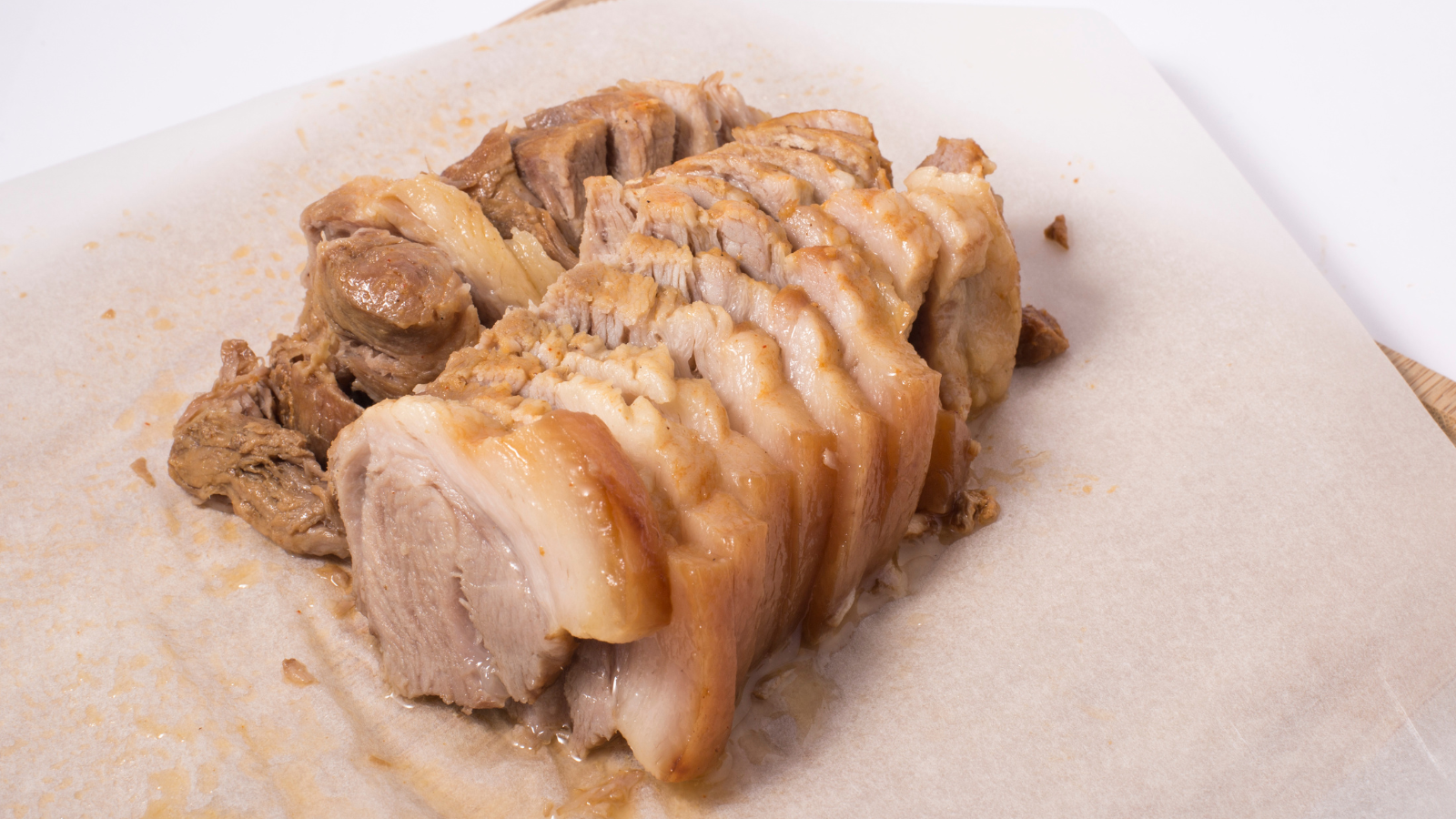 Người bệnh gút nên tránh ăn mỡ, da và nội tạng, đồng thời chế biến bằng cách luộc hoặc kho thay vì chiên rán