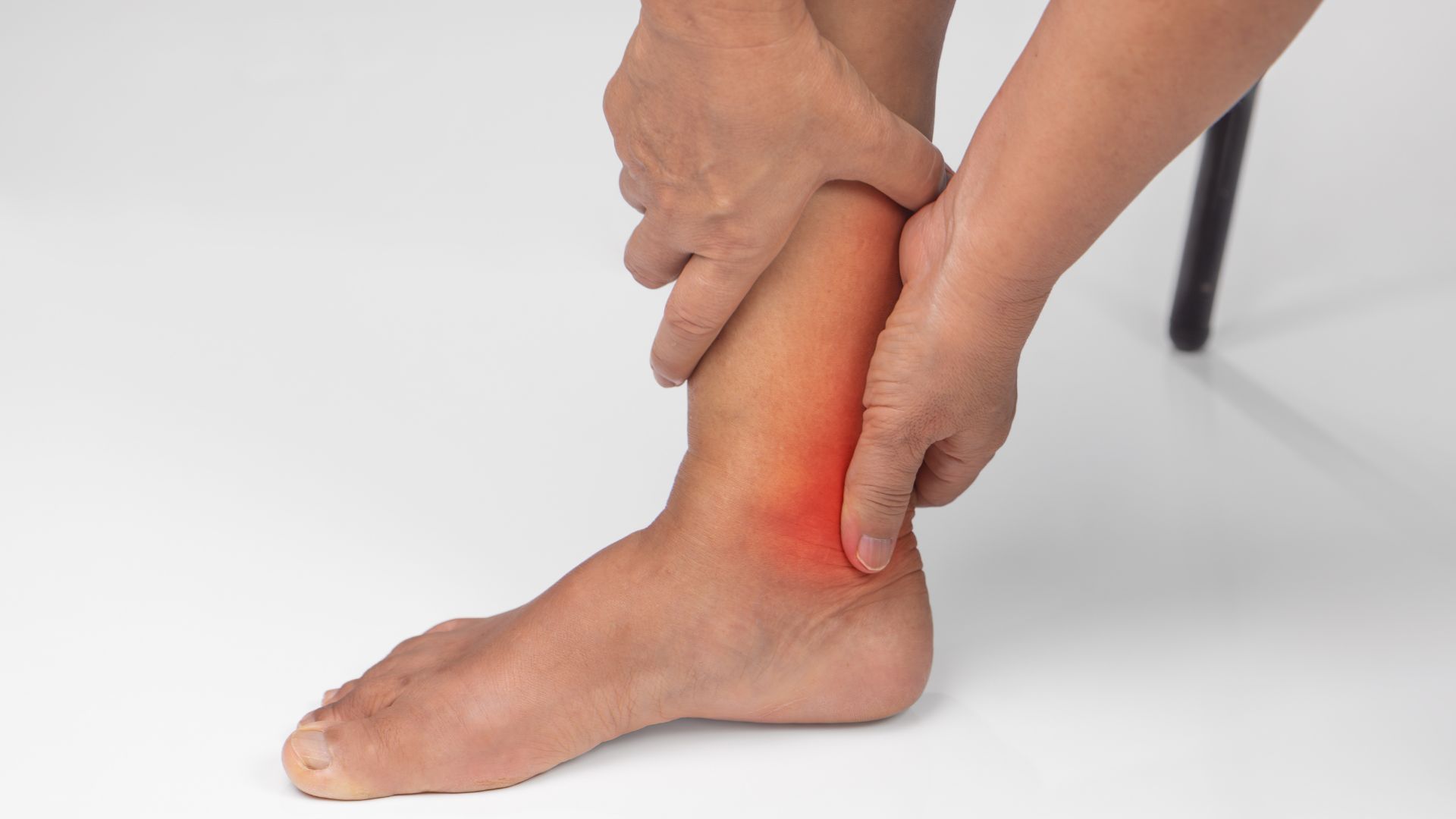 Bệnh gút thường gây đau và sưng tại các khớp, đặc biệt là ở chân