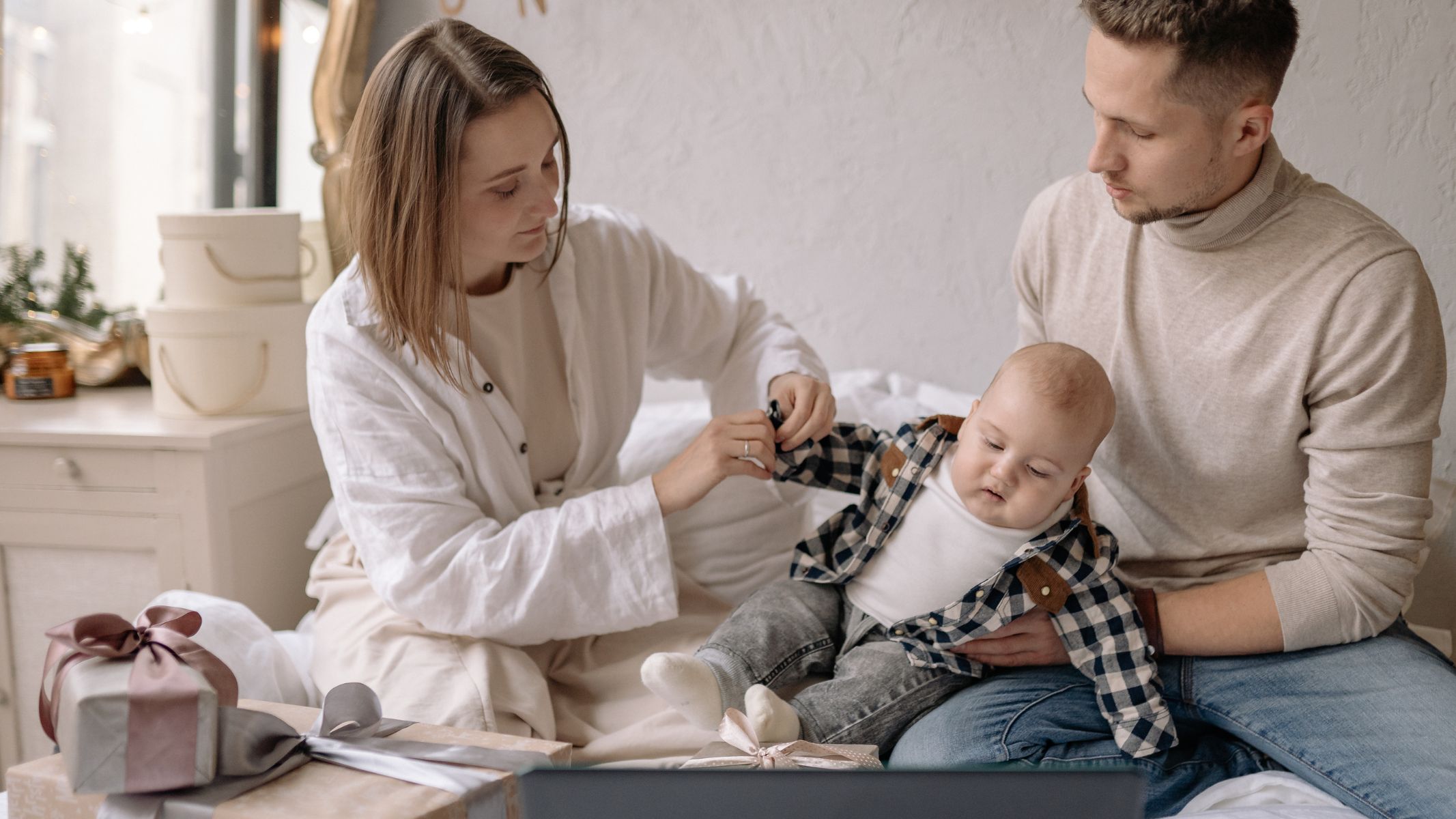 Khi người bệnh ho hoặc nói, vi khuẩn dễ phát tán và người sống chung dễ hít phải nếu không phòng tránh