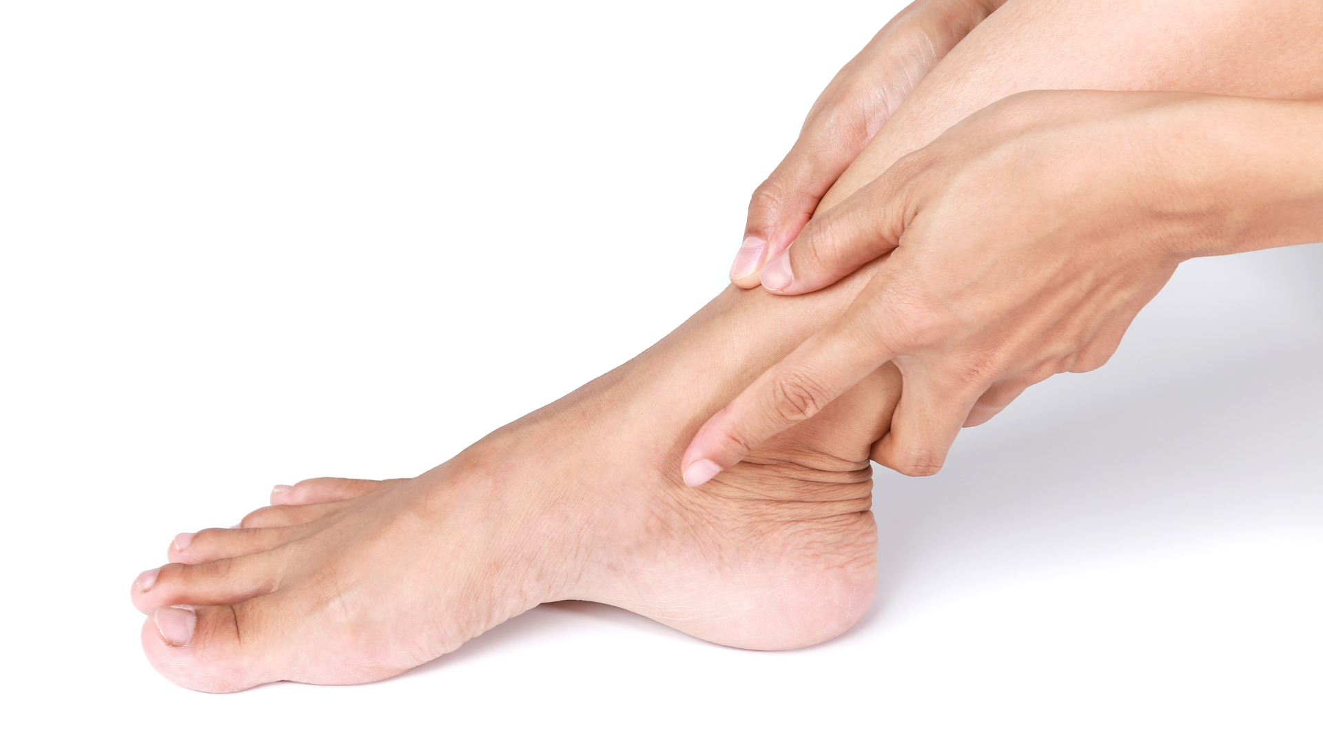 Bệnh mắt cá chân có thể là chấn thương cấp hoặc viêm mạn tính