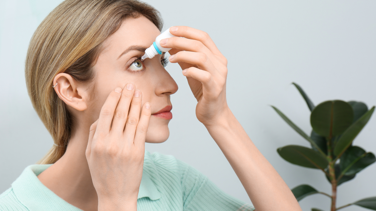 Bệnh nhân bị đau mắt đỏ rửa nước muối sao cho đúng? 2