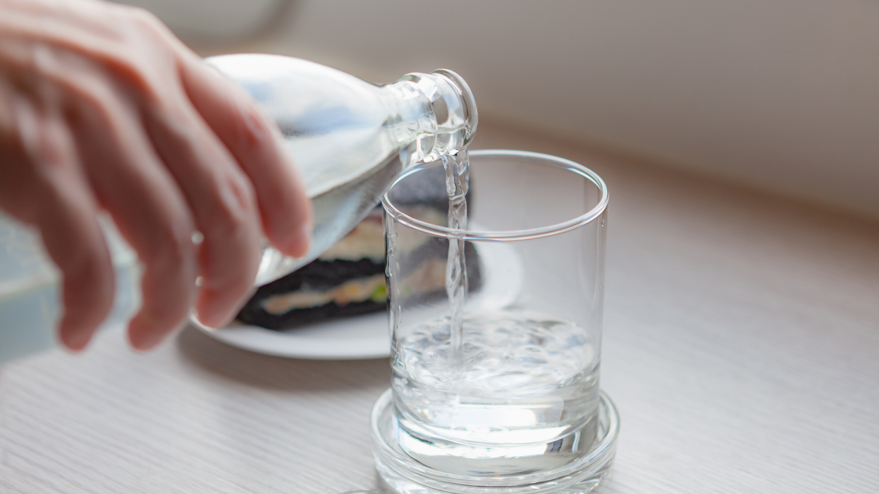 Uống đủ nước mỗi ngày giúp phòng ngừa tình trạng mất nước và hỗ trợ các hoạt động trao đổi chất