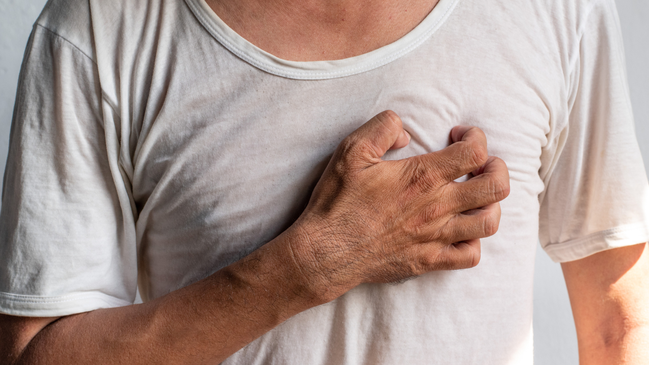 Triệu chứng nhồi máu cơ tim điển hình nhất là cơn đau ngực