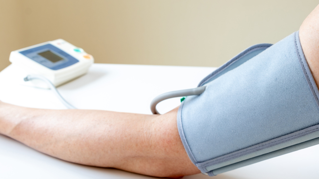 Kiểm soát và theo dõi huyết áp ngăn ngừa biến chứng nguy hiểm