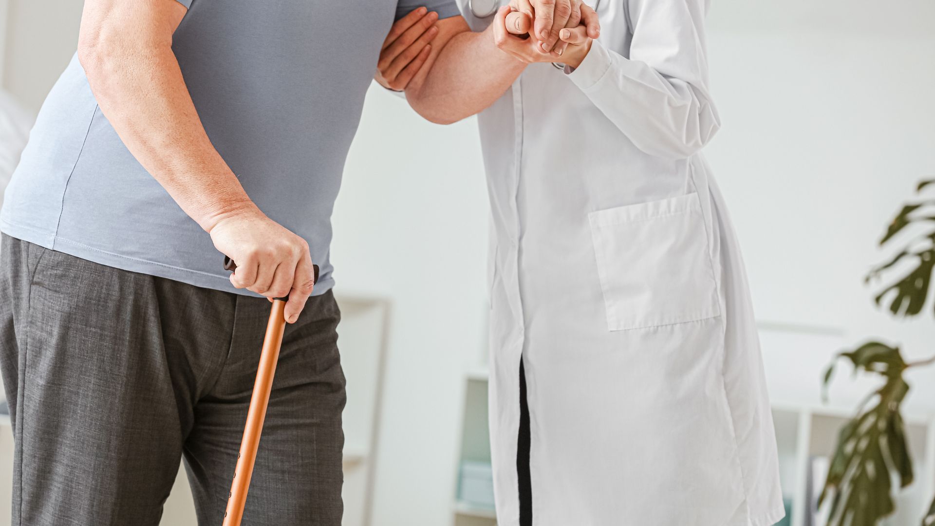 Khuyến khích bệnh nhân đi bộ nhẹ nhàng để duy trì sự linh hoạt và tránh té ngã