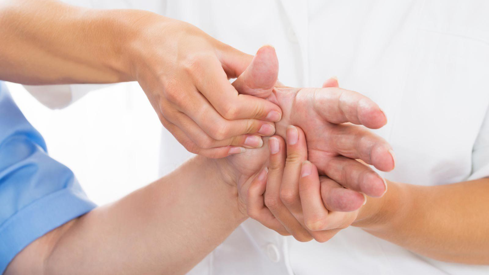 Cơ cứng và khó co duỗi làm người bệnh mệt mỏi, sinh hoạt hằng ngày bị hạn chế