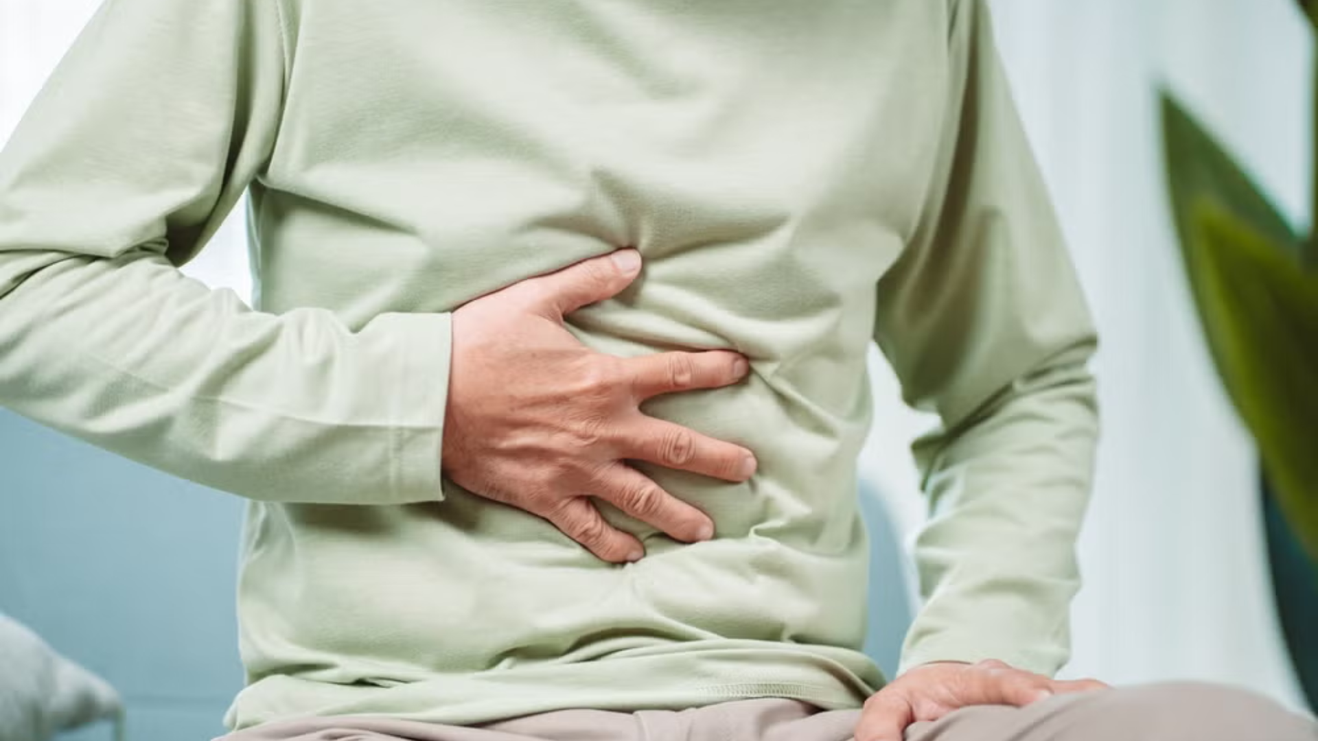 Không chỉ rối loạn vận động, người bệnh còn có thể gặp thêm nhiều triệu chứng khác như táo bón kéo dài