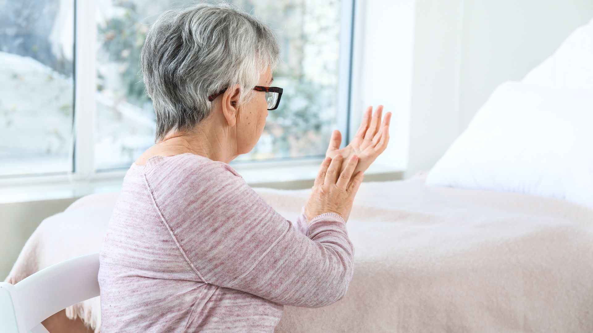 Căng cứng cơ ở tay là một trong những dấu hiệu sớm của bệnh Parkinson