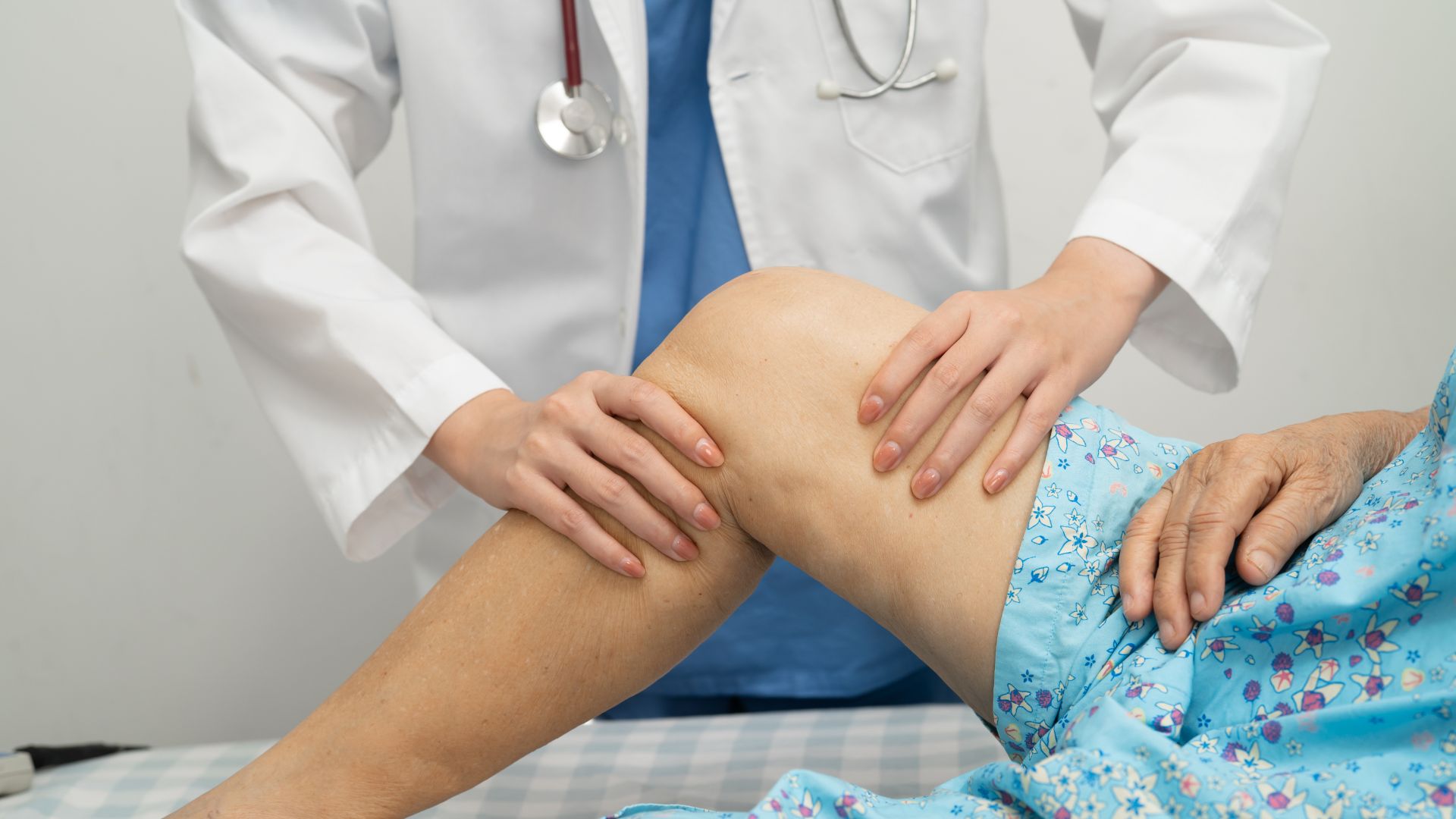 Tuổi cao kèm theo bệnh lý đồng mắc như thoái hóa khớp cũng khiến thúc đẩy khởi phát Parkinson