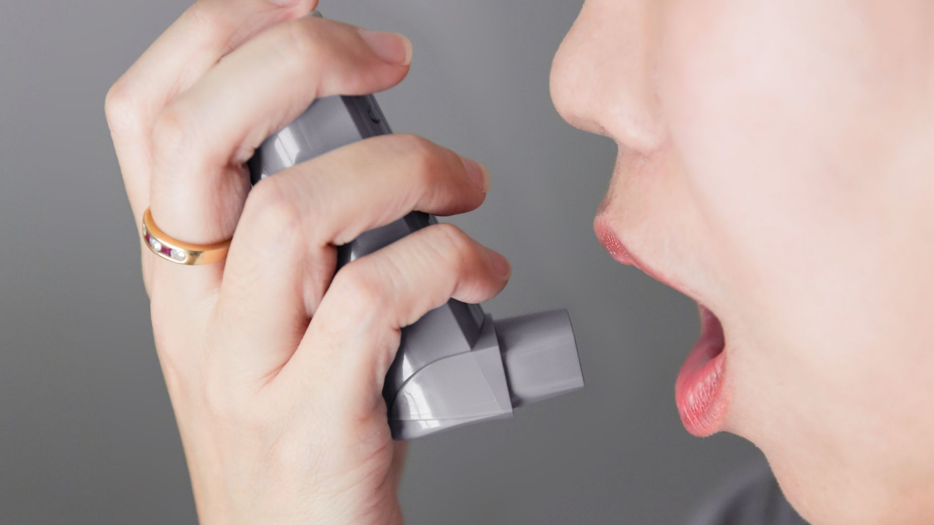 Thuốc điều trị giúp kiểm soát COPD bằng cách mở rộng đường thở và giảm viêm