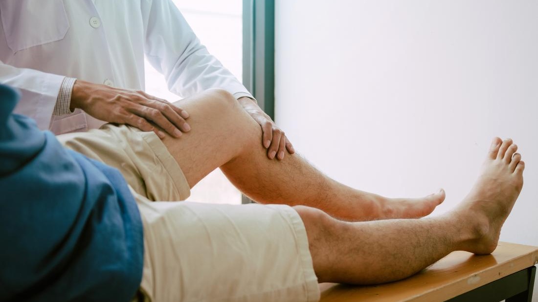 Nên đi khám bác sĩ nếu có tình trạng đau và sưng khớp không thuyên giảm sau vài tuần