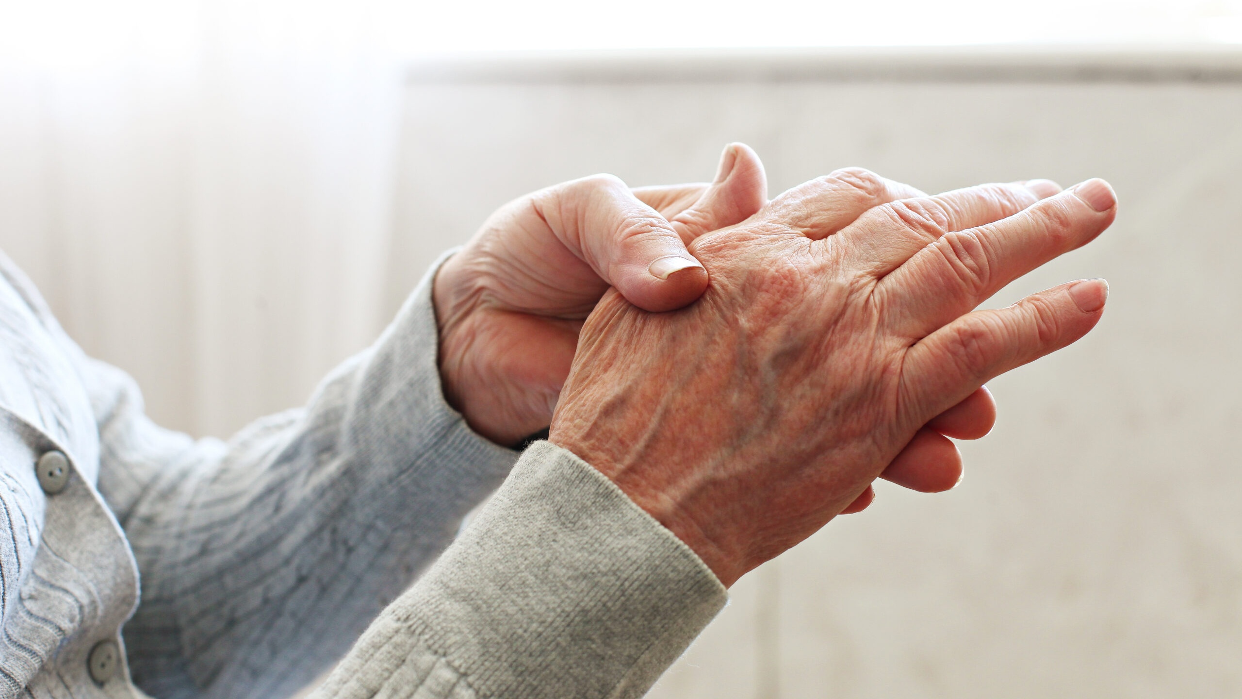 Bệnh có thể xảy ra ở mọi lứa tuổi, nhưng thường bắt đầu ở tuổi trung niên