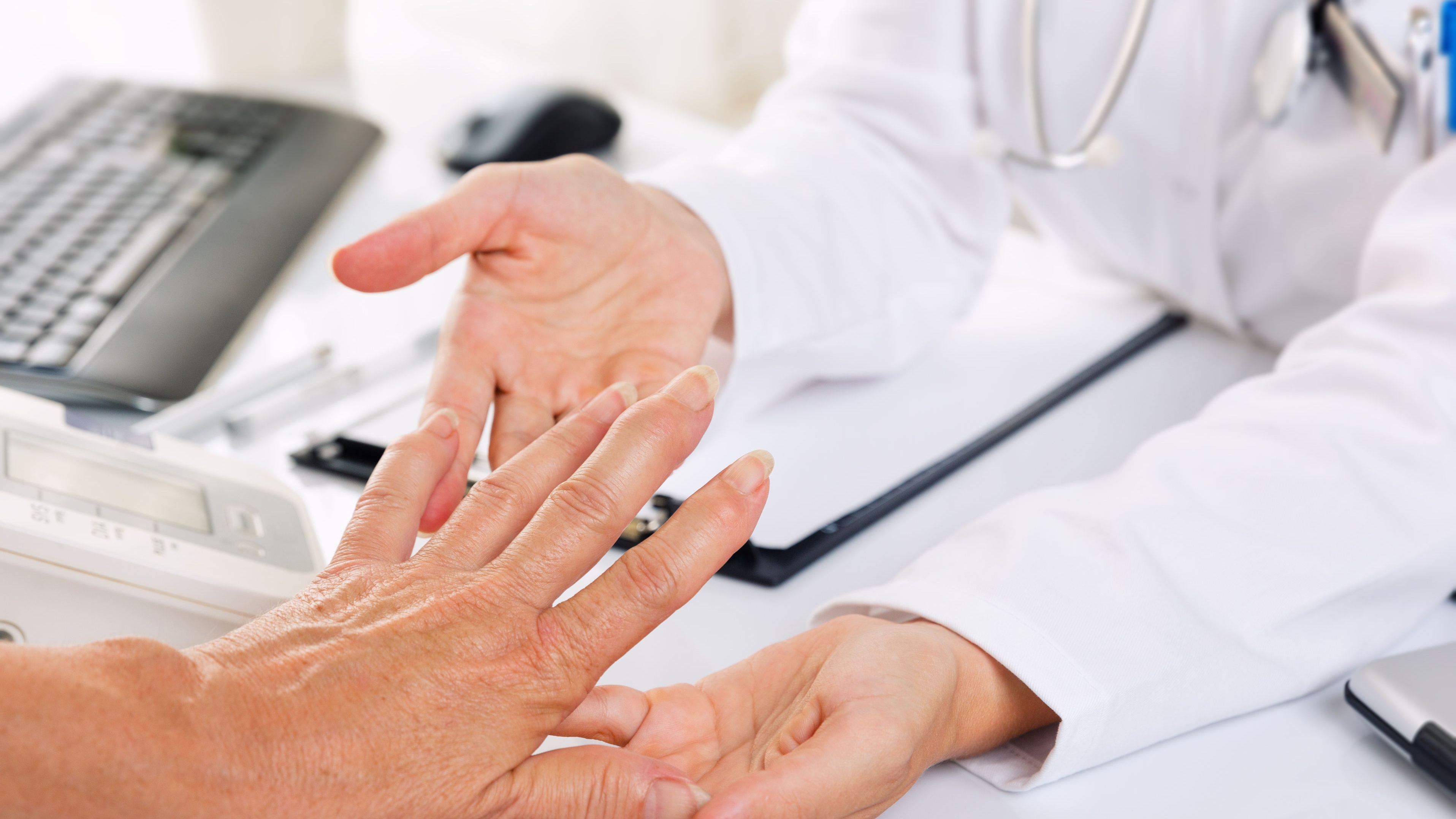 Bác sĩ sẽ kiểm tra thể chất các khớp để hỗ trợ chẩn đoán