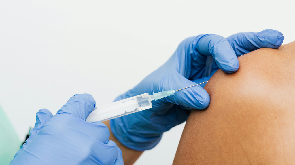 Người lớn chưa từng tiêm hoặc không rõ tiền sử miễn dịch cần tiêm đủ 2 liều vắc xin.