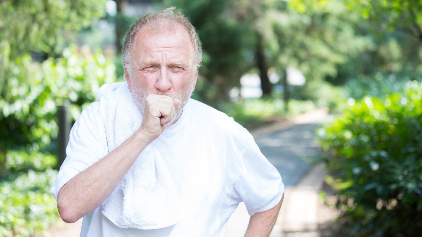 Ho mạn tính, khạc đờm nhiều và khó thở tăng dần là triệu chứng của COPD