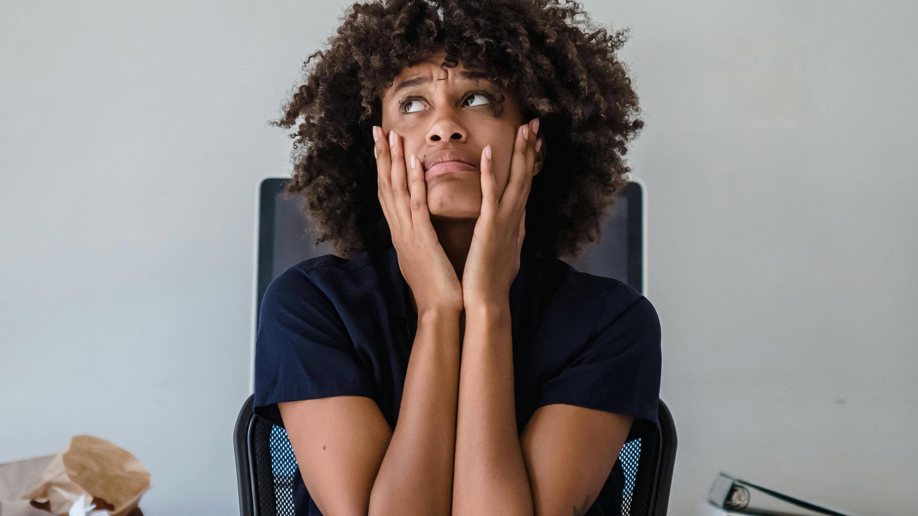 Rối loạn lưỡng cực gây ra sự thay đổi cực đoan về cảm xúc, có thể làm tăng nguy cơ trầm cảm