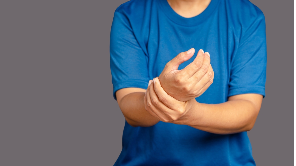 Tê bì kéo dài, kèm yếu cơ hoặc triệu chứng bất thường cần khám bác sĩ sớm