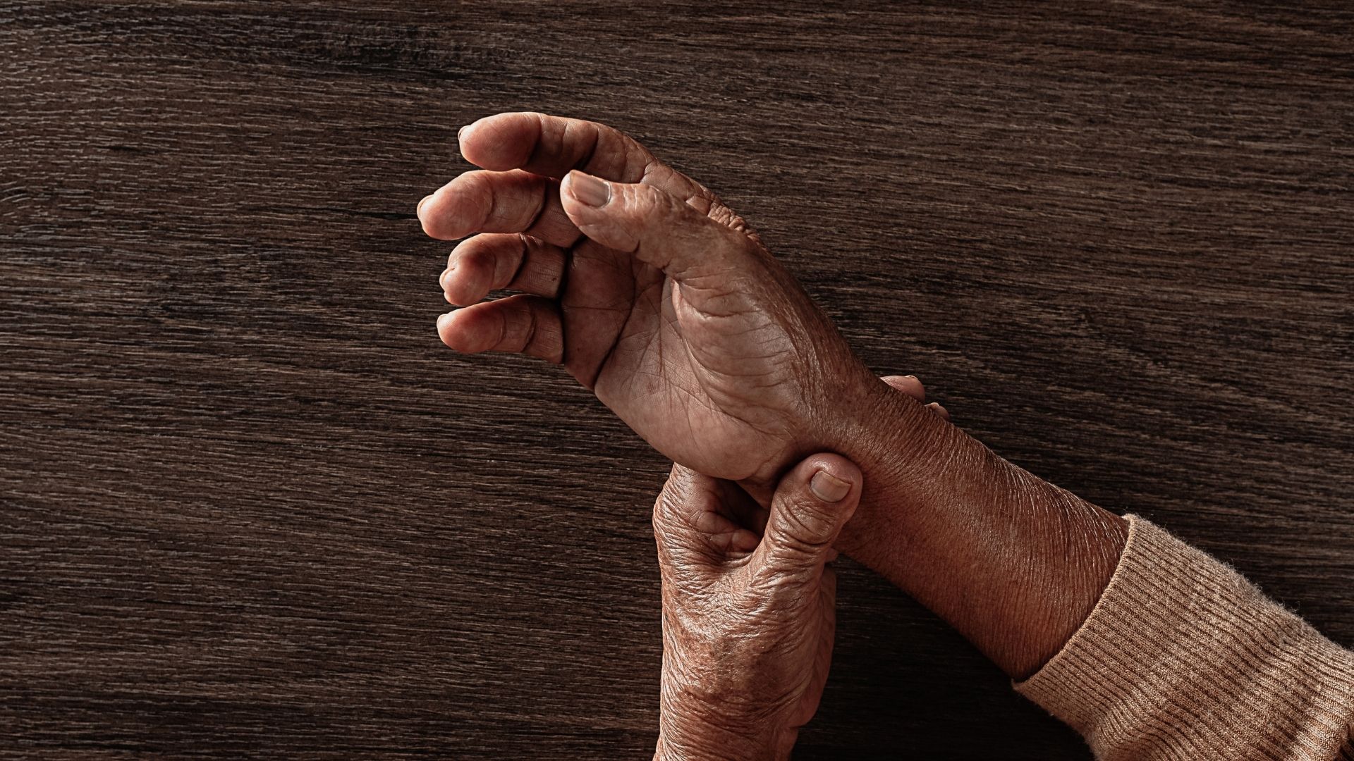 Triệu chứng của teo cơ delta​ có thể xuất hiện từ từ hoặc đột ngột