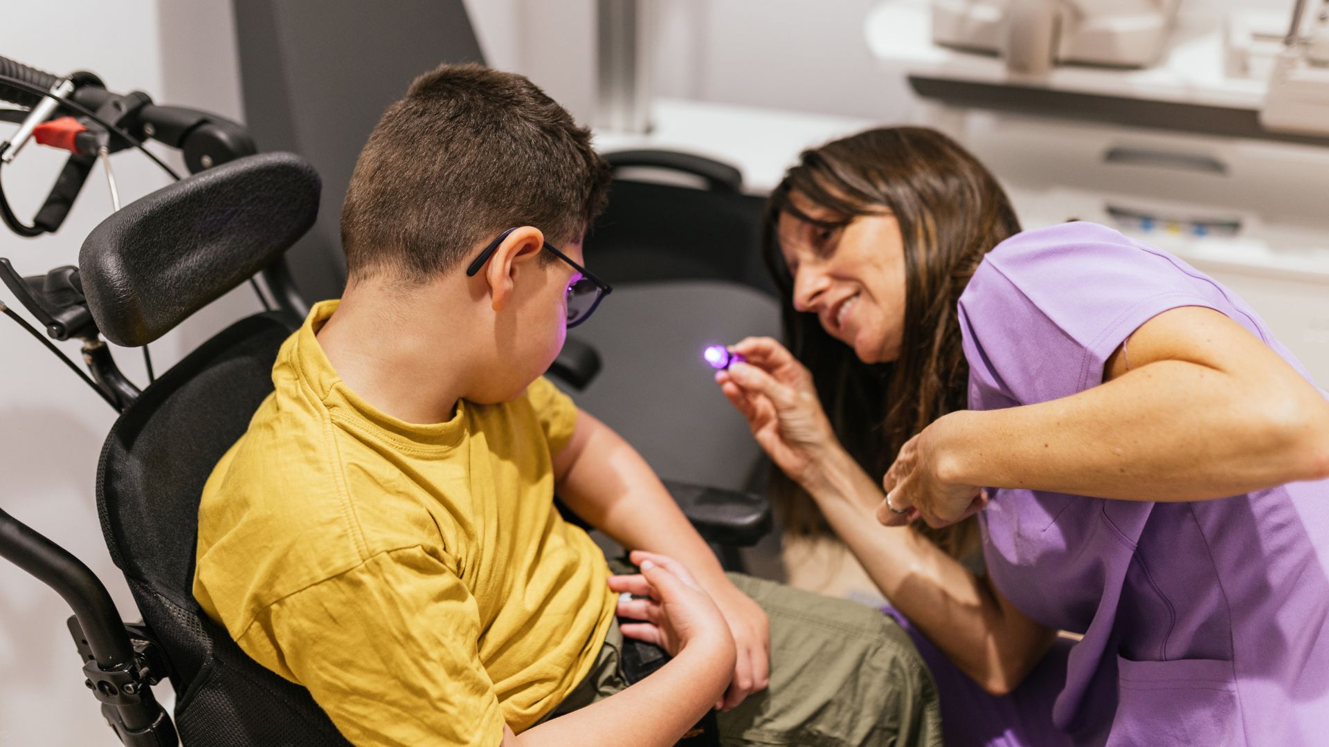 Trẻ có thể cần xét nghiệm di truyền khi xuất hiện các dấu hiệu khó khăn trong tương tác xã hội