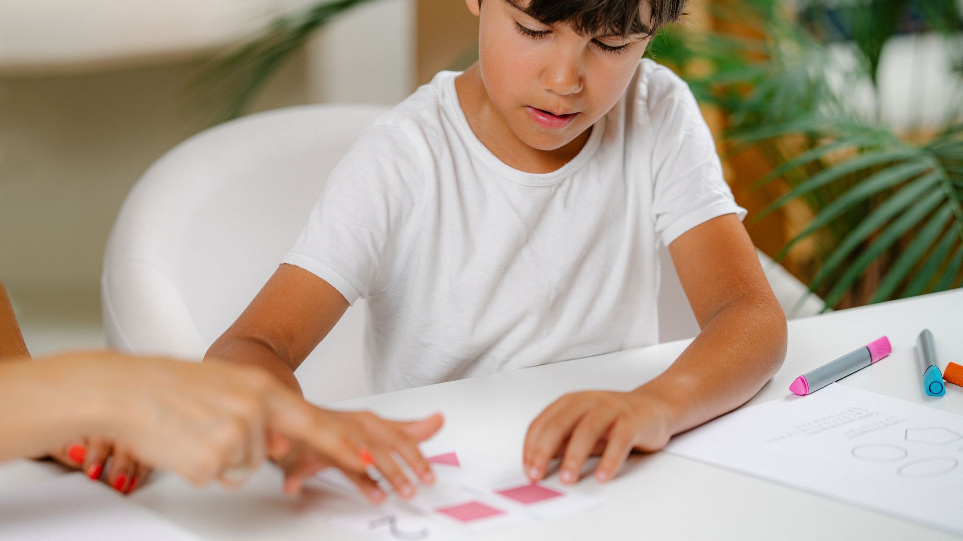 Cha mẹ nên phối hợp với giáo viên, chuyên viên để xây dựng kế hoạch can thiệp phù hợp