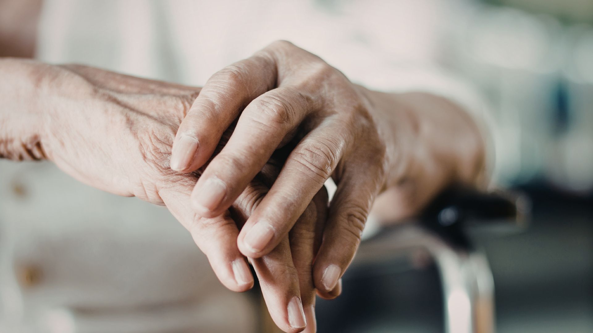 Người lớn tuổi cần tập trung vào việc hạn chế tiến triển và phòng ngừa biến chứng