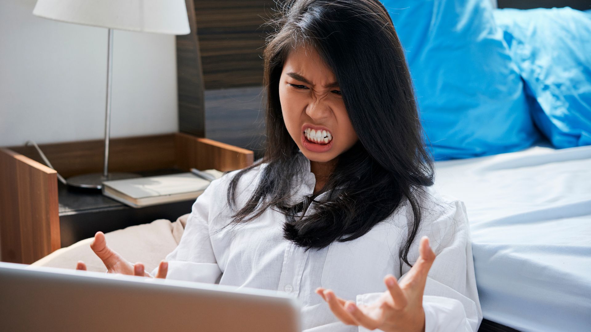 Ở mức độ nhẹ, người bệnh cảm thấy dễ cáu gắt và bực bội