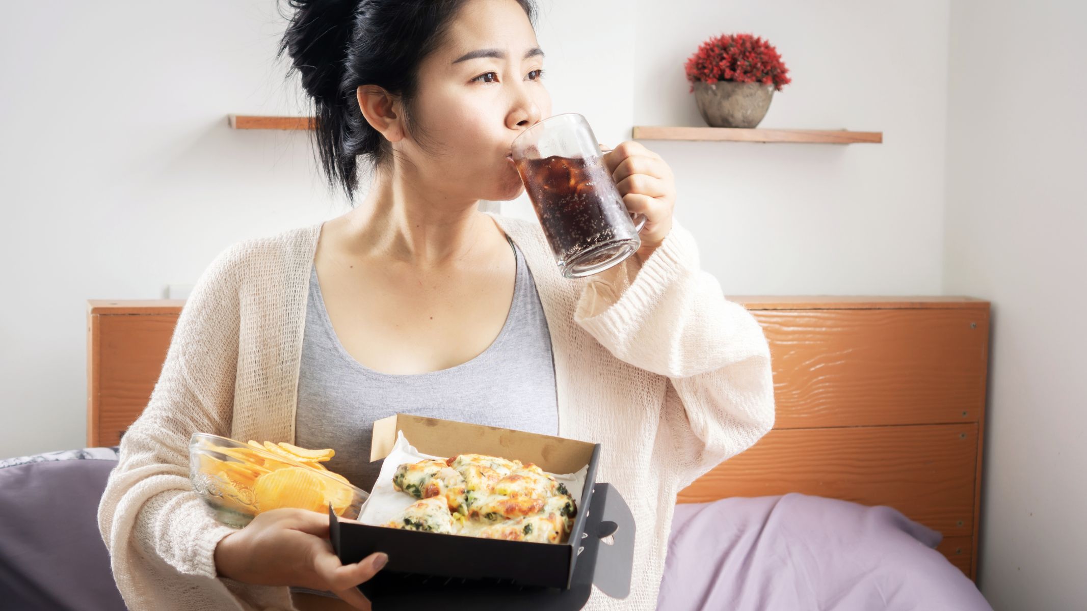 Khi thiếu chất xơ, phân trở nên khô cứng, khiến người bệnh phải rặn nhiều và tăng áp lực lên tĩnh mạch