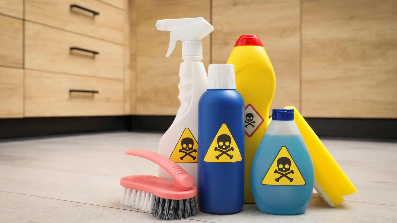 Tiếp xúc với hóa chất và chất tẩy rửa sẽ có nguy cơ bị tổn thương da, từ đó dẫn đến tình trạng vảy phấn trắng