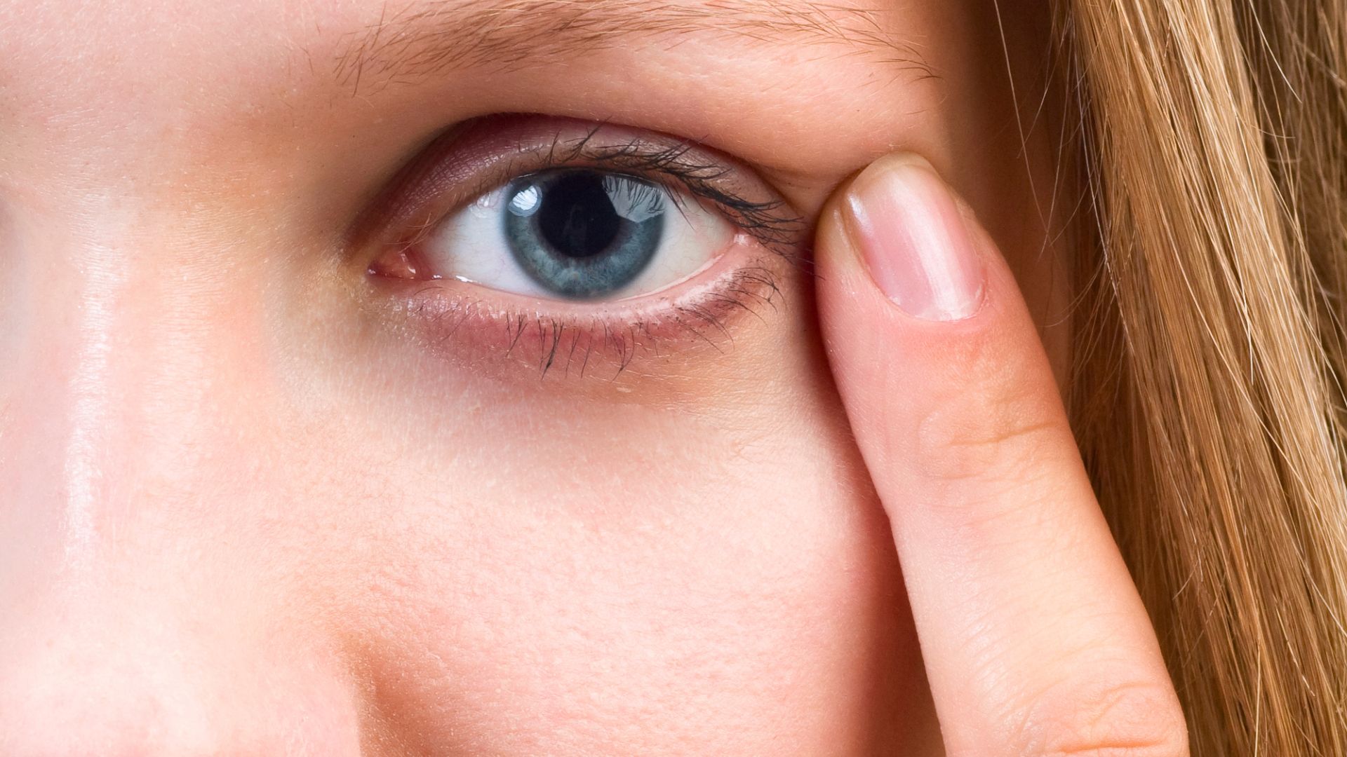 Thị lực giảm, nhìn mờ hoặc chói sáng là dấu hiệu bạn nên đến khám bác sĩ chuyên khoa mắt