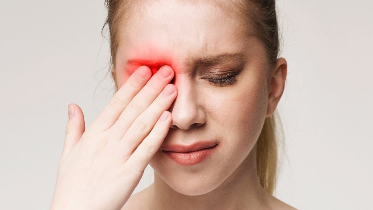 Mắt mớt đau rát là dấu hiện dần hết bệnh viêm giác mạc