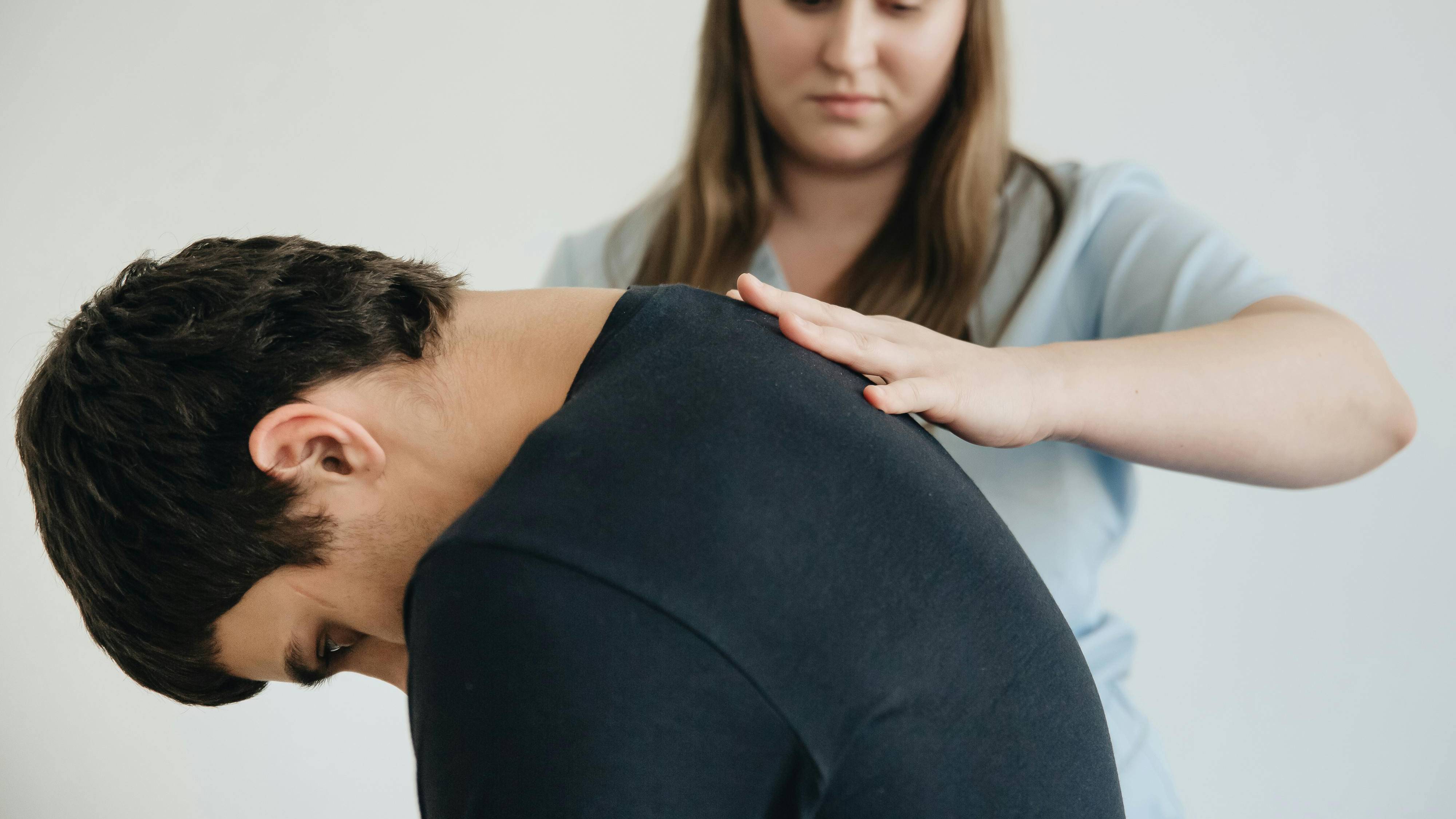 Người bệnh nên tập bài tập vai, kéo giãn cơ bắp quanh khớp 15 - 20 phút/ngày