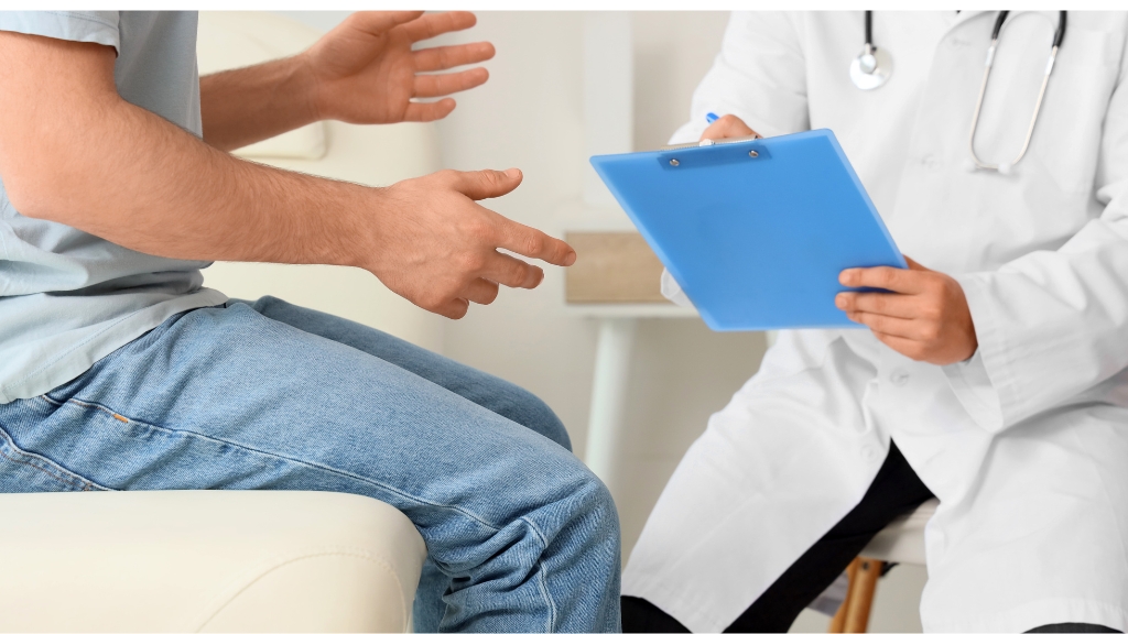 Khám lâm sàng ban đầu giúp bác sĩ đánh giá tiền sử và tình trạng cơ quan sinh sản