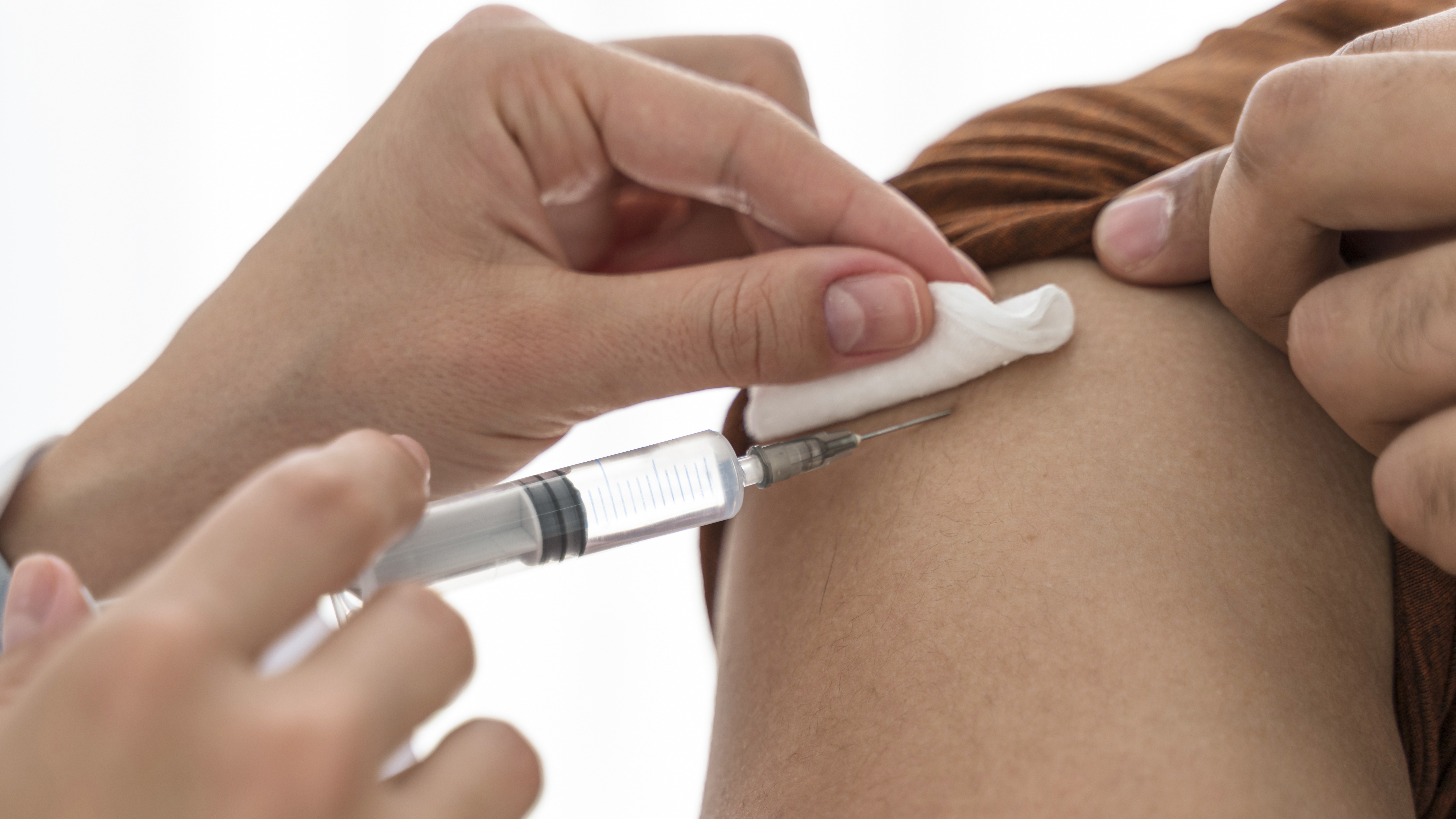 Bị áp xe vết tiêm thường xảy ra khi vi khuẩn xâm nhập vào mô dưới da trong quá trình tiêm hoặc sau tiêm