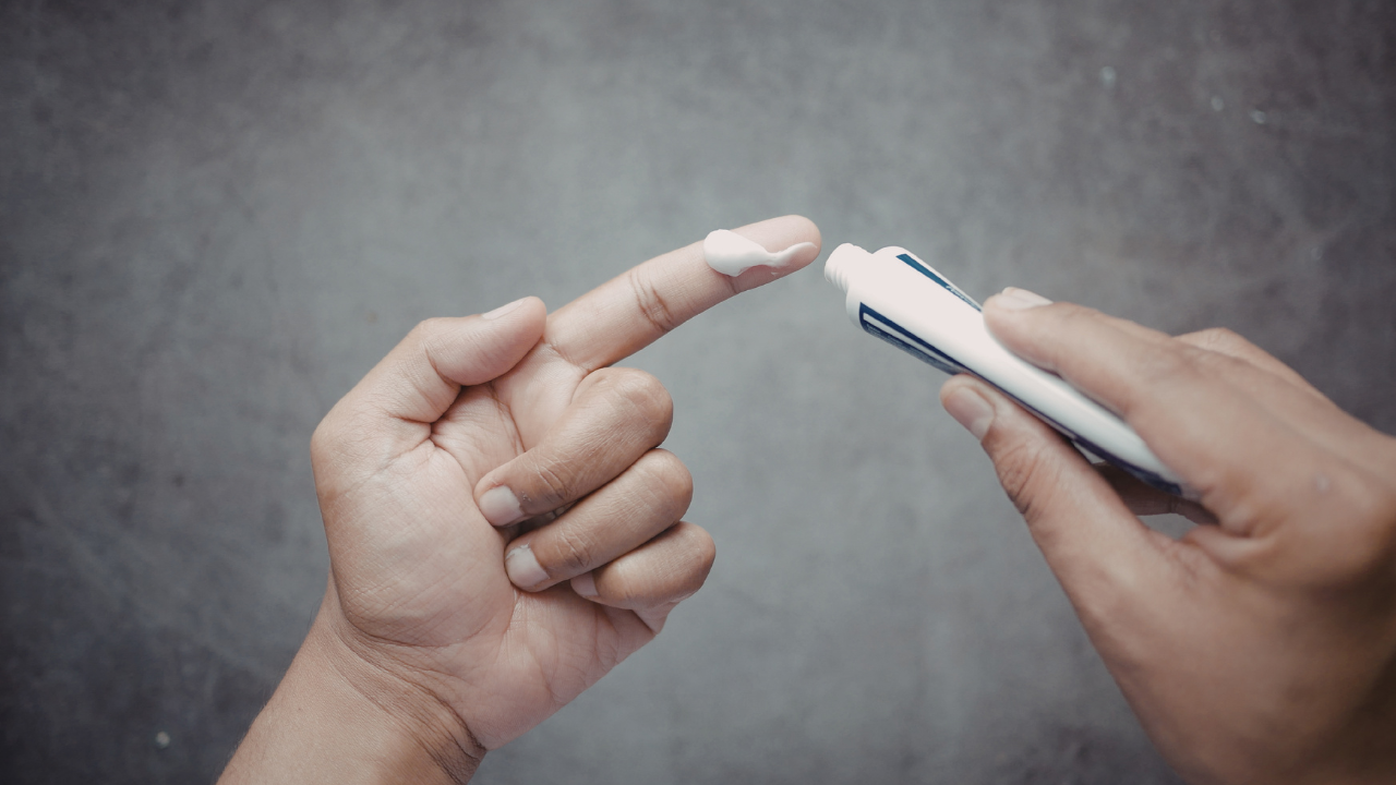 Bôi thuốc mỡ kháng sinh lên vùng da bị bỏng