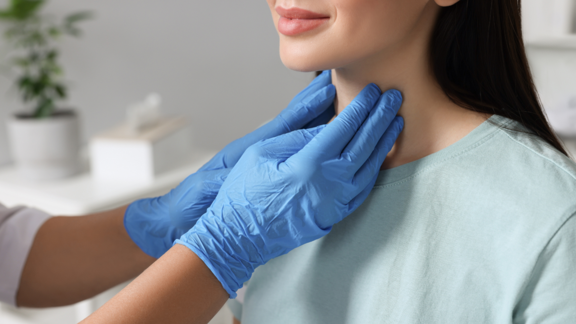 Việc kiểm tra sức khỏe định kỳ giúp phát hiện sớm các bất thường về tuyến giáp