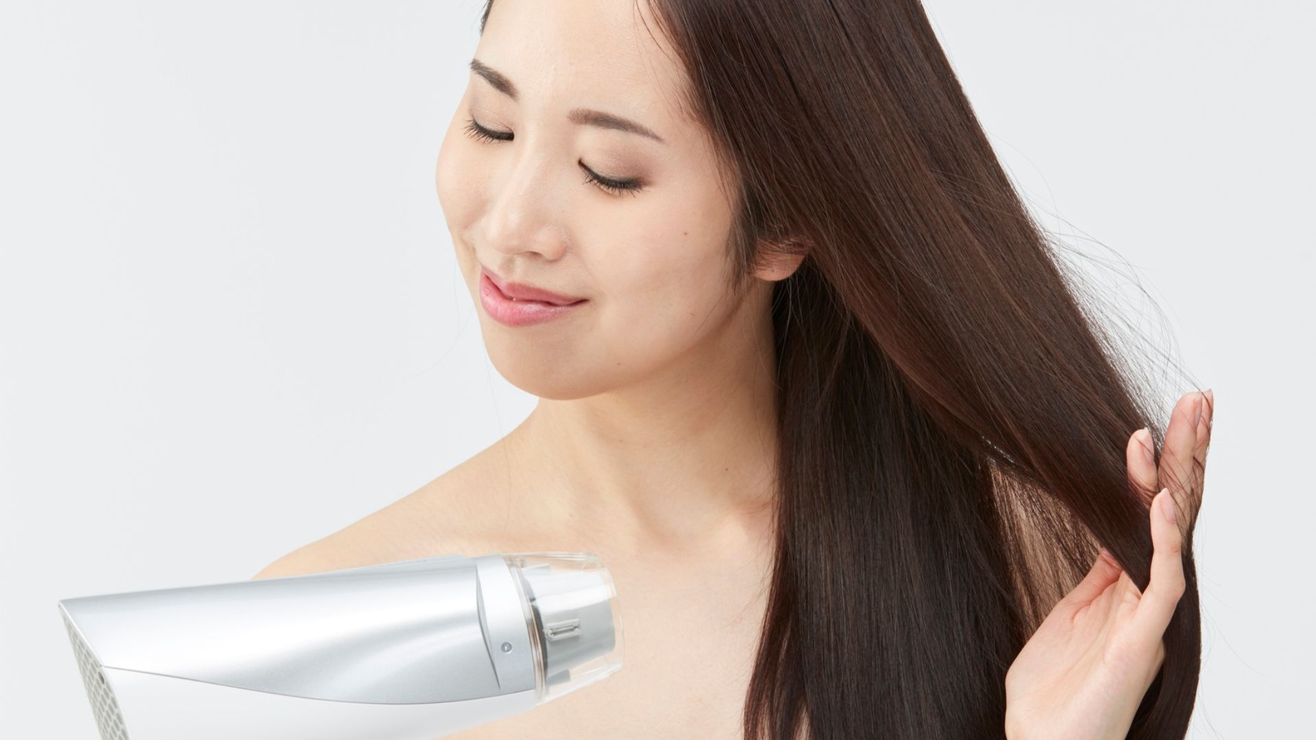 Lau và sấy khô tóc sau khi gội đầu để tránh làm cảm cúm nặng hơn